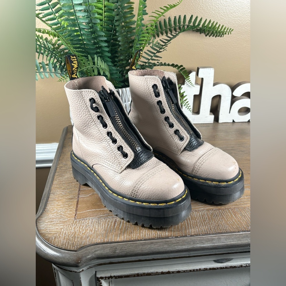 DR. MARTENS Sinclaire Leather Boot Women’s Size 6 - Picture 3 of 13